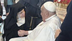 Émotion à Rome : Une religieuse de 94 ans rencontre le Pape après 75 ans de vie cloîtrée