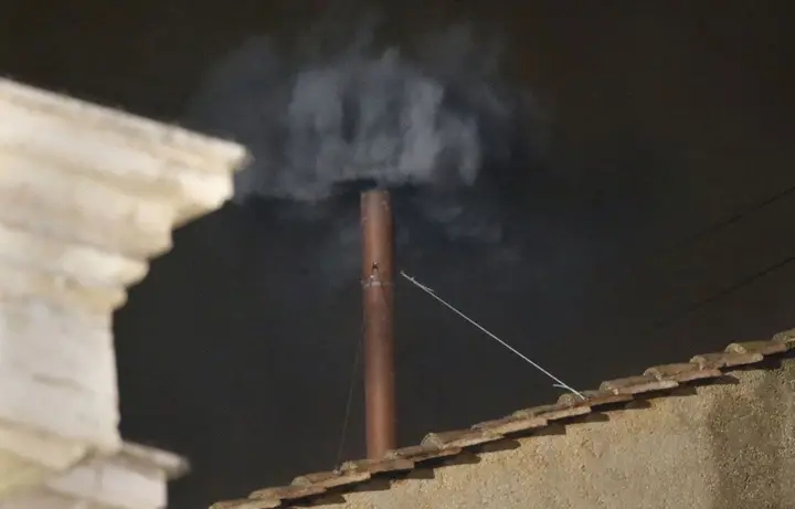 Élection du Pape : Une première fumée noire depuis la cheminée de la chapelle Sixtine (Vidéo)
