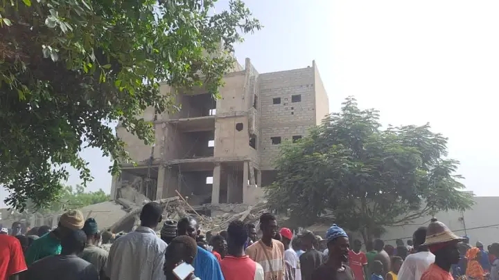 Effondrement d’un immeuble à Touba : Des ouvriers coincés sous les décombres…(Vidéo)
