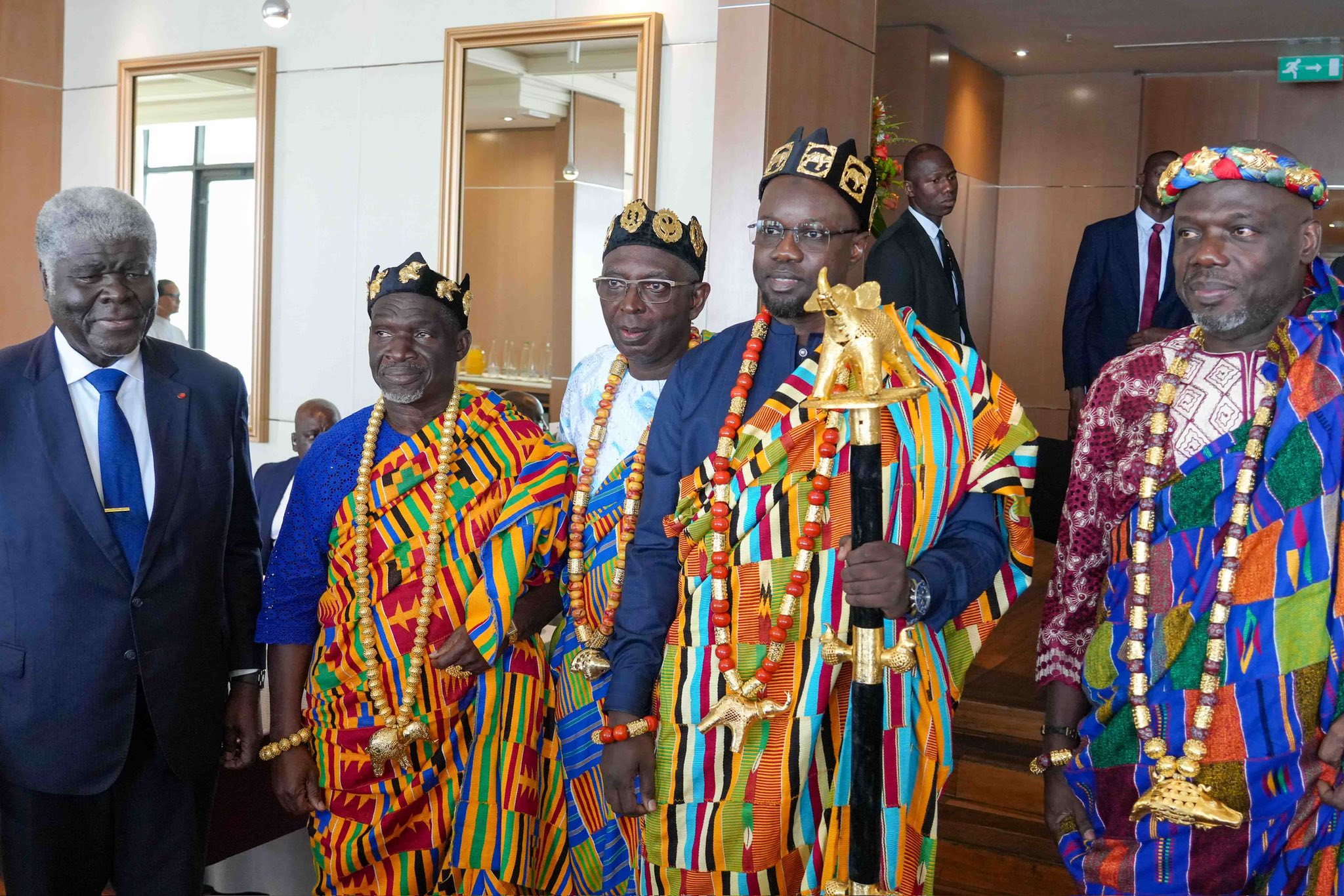 Ousmane Sonko fait sensation en Côte d’Ivoire : un clin d’œil vestimentaire aux tissus locaux (Photos)