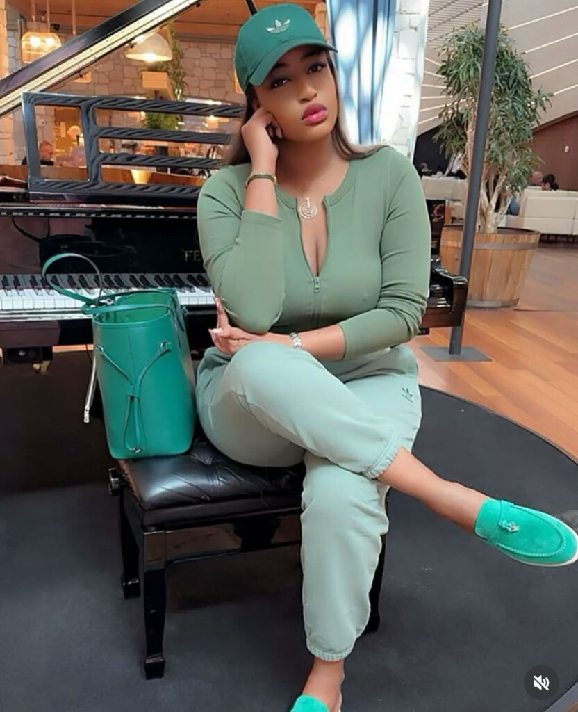 Betty époustoufle Instagram avec ses voyages stylés malgré les rumeurs de divorce