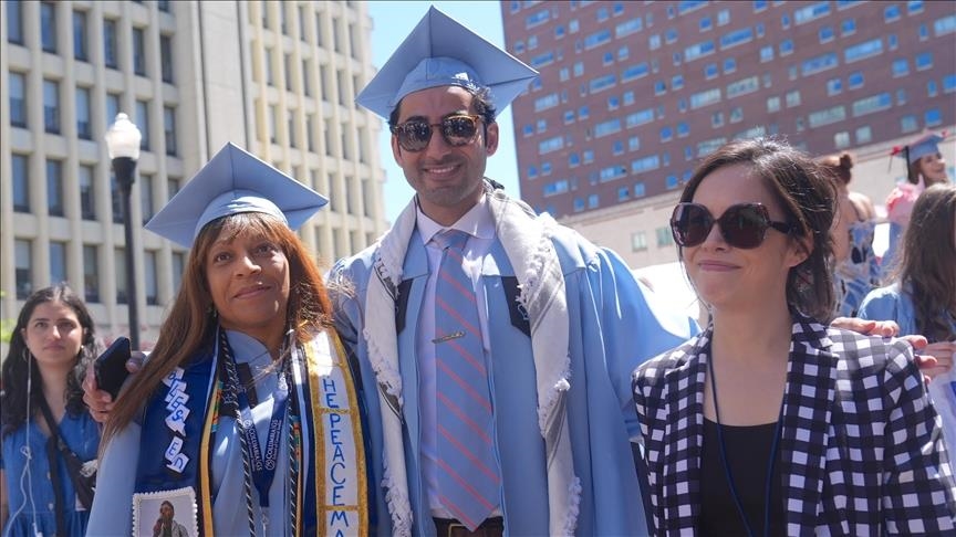 États-Unis : Mohsen Mahdawi reçoit son diplôme après sa détention par l’immigration