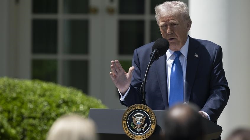 États-Unis : Trump se transforme en pape grâce à l’IA, image virale sur les réseaux sociaux