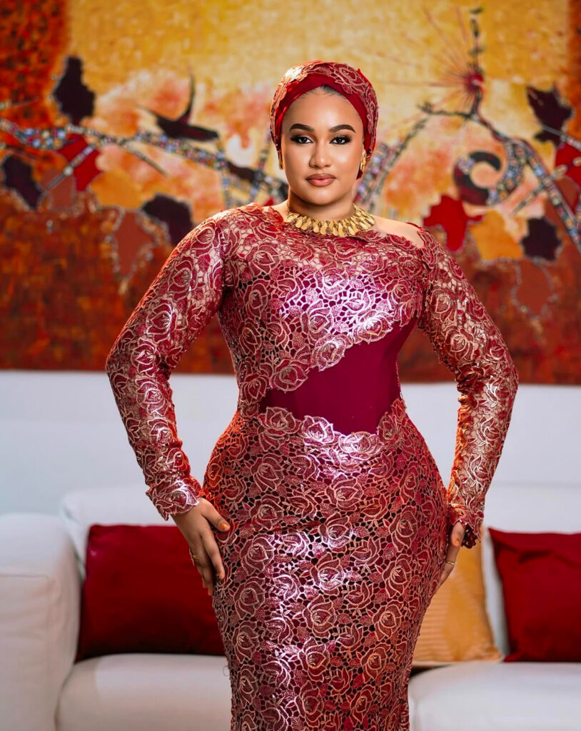 Faynara éblouit les réseaux sociaux dans une robe scintillante
