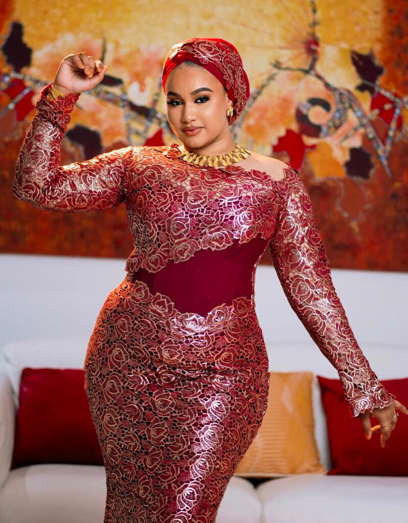 Faynara éblouit les réseaux sociaux dans une robe scintillante