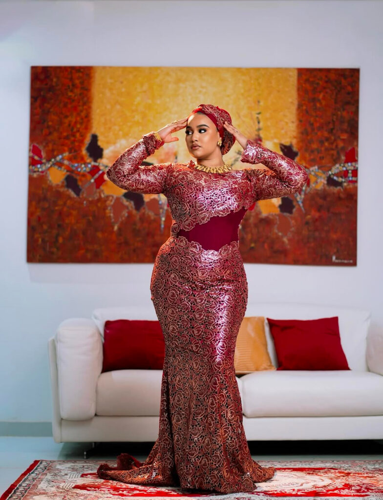 Faynara éblouit les réseaux sociaux dans une robe scintillante