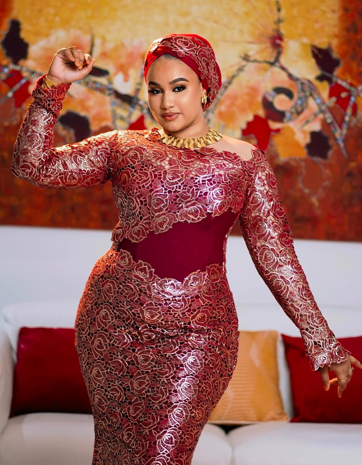 Faynara éblouit les réseaux sociaux dans une robe scintillante