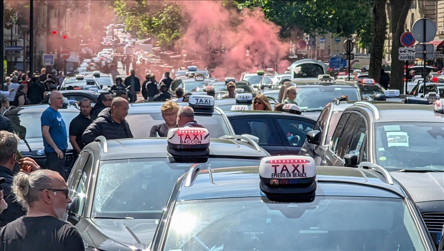 France : Douzième jour de grève des taxis marqué par la violence et les arrestations