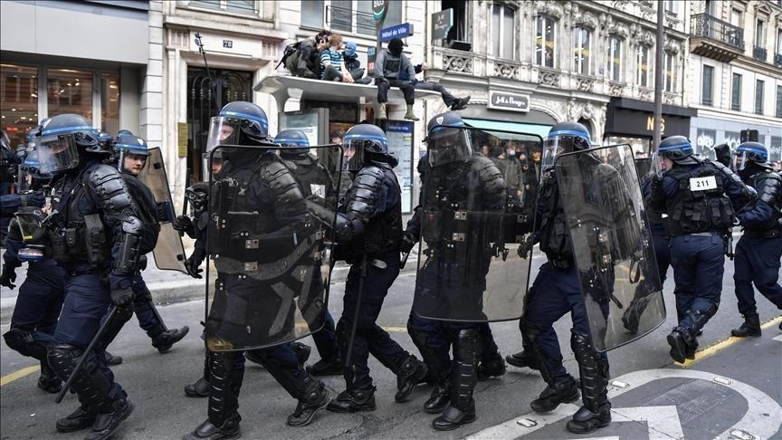 France : Peines de prison avec sursis pour deux policiers après une agression en manifestation