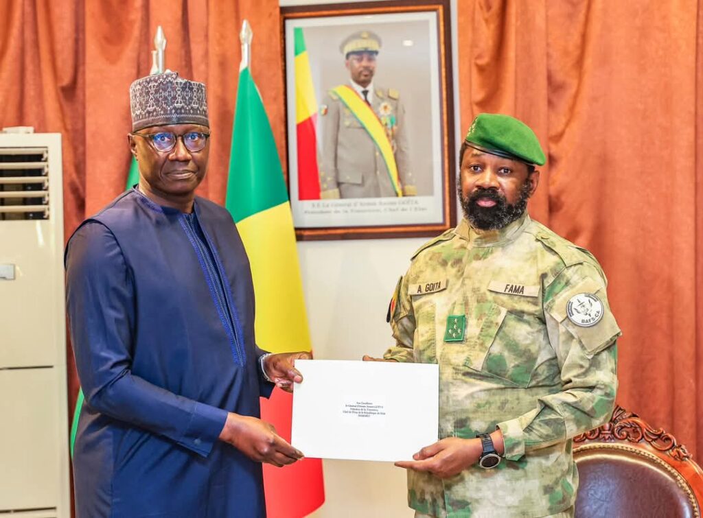 Le président malien Goïta accueille le général sénégalais Diop au Mali