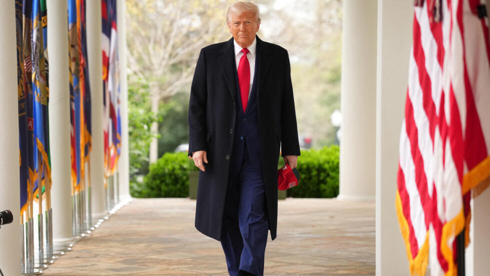 Les Cent Premiers Jours de Donald Trump : Une Présidence Sous le Signe du Chaos