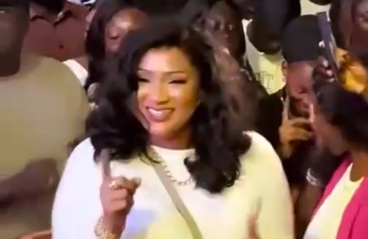 Miss Ndiaye charme le public à Banjul lors du concert de Youssou Ndour