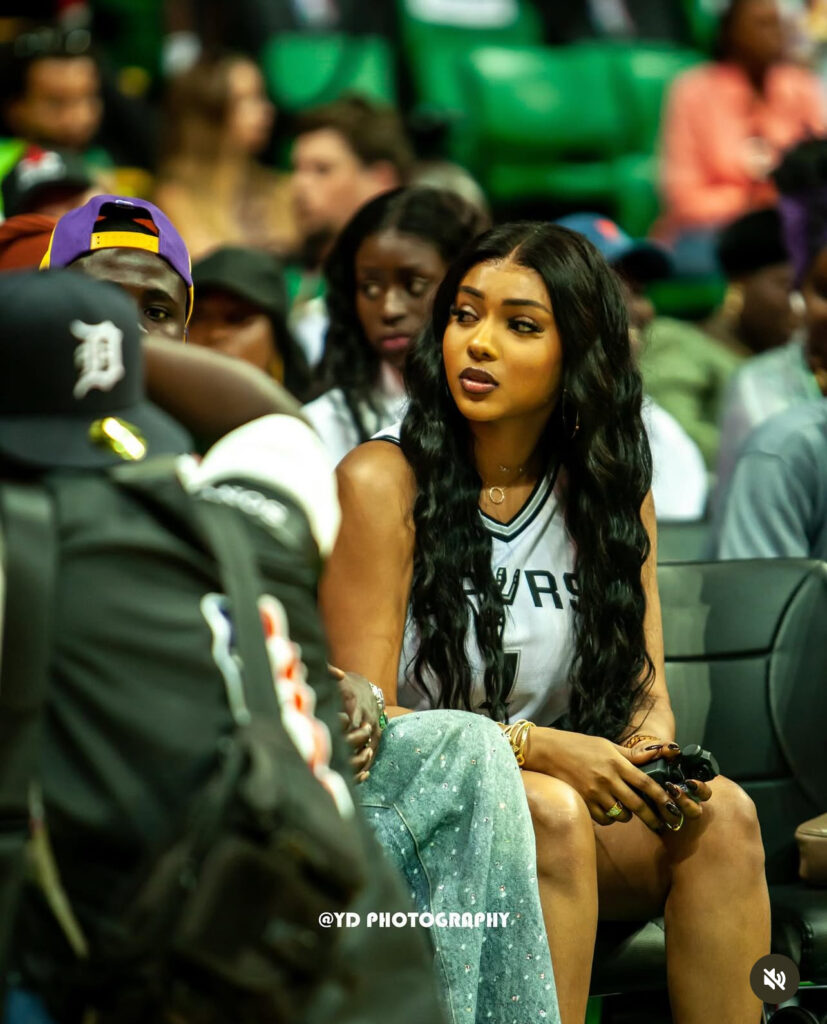 Racky Aïdara attire les regards avec un look ado au Bal à Dakar Arena