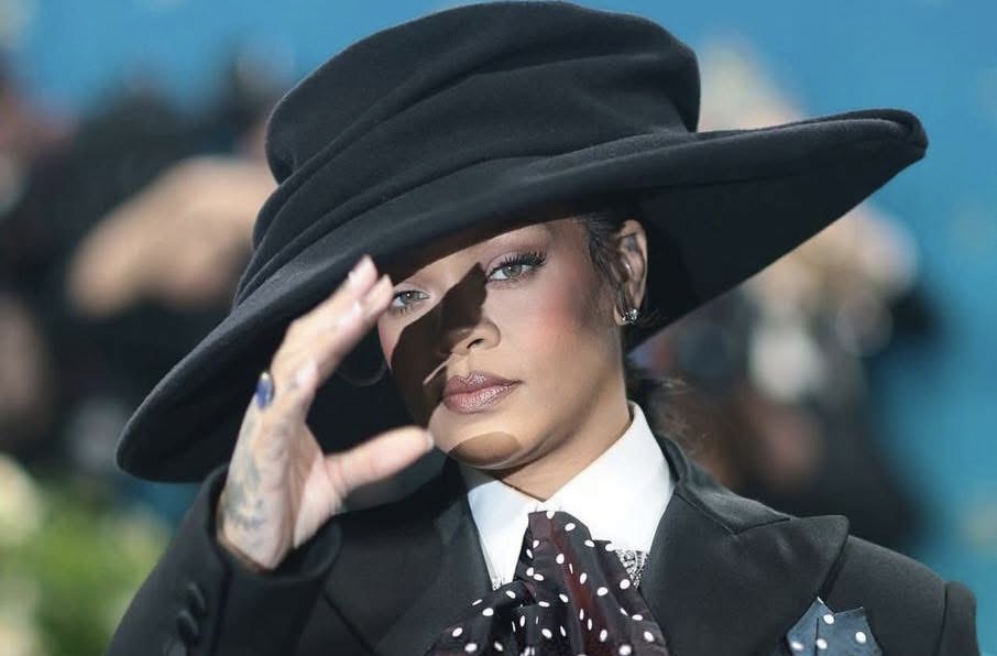 Rihanna annonce sa troisième grossesse lors du Met Gala 2025
