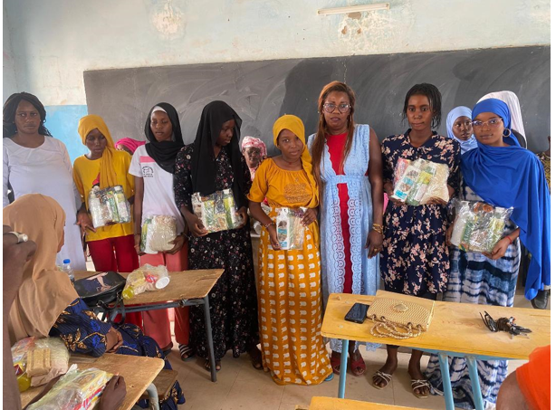 Saint-Louis : Distribution de kits hygiéniques pour lutter contre la déperdition scolaire des filles