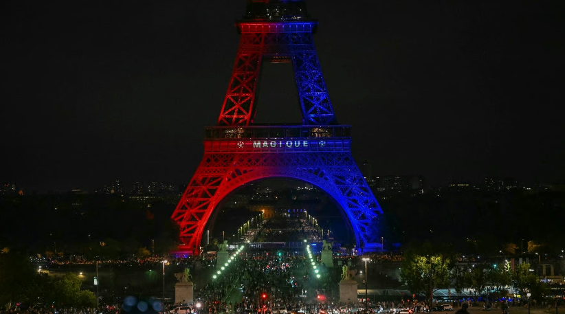 Paris, la Tour Eiffel a brillé de mille feux aux couleurs parisiennes après le sacre