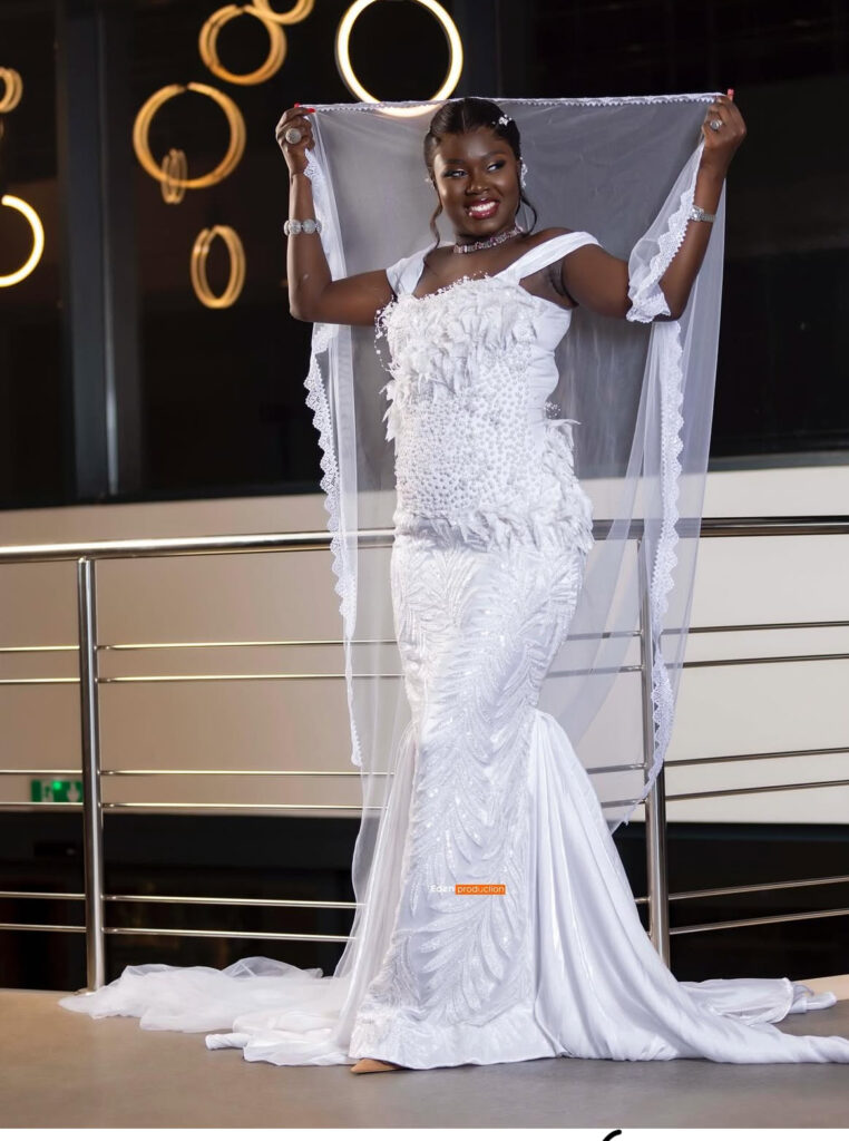 Sokhna Bator : Les photos en robe de mariée intriguent les internautes