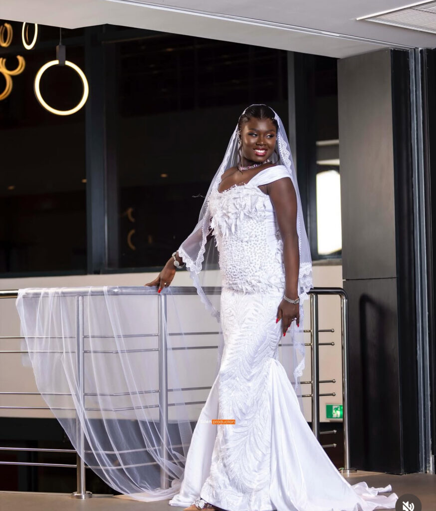 Sokhna Bator : Les photos en robe de mariée intriguent les internautes