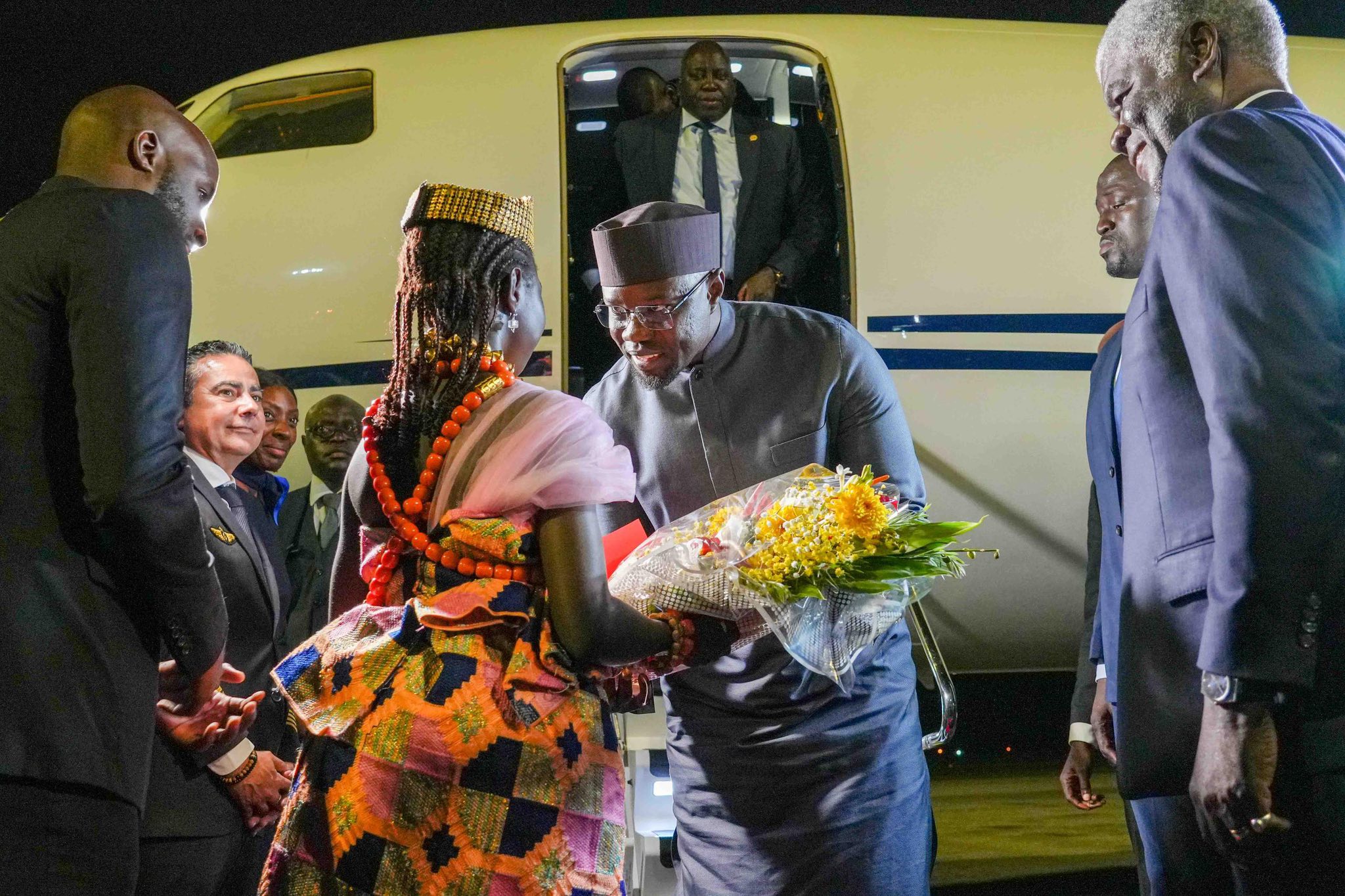 Arrivée d’Ousmane Sonko à Abidjan : le Premier ministre sénégalais accueilli avec les honneurs