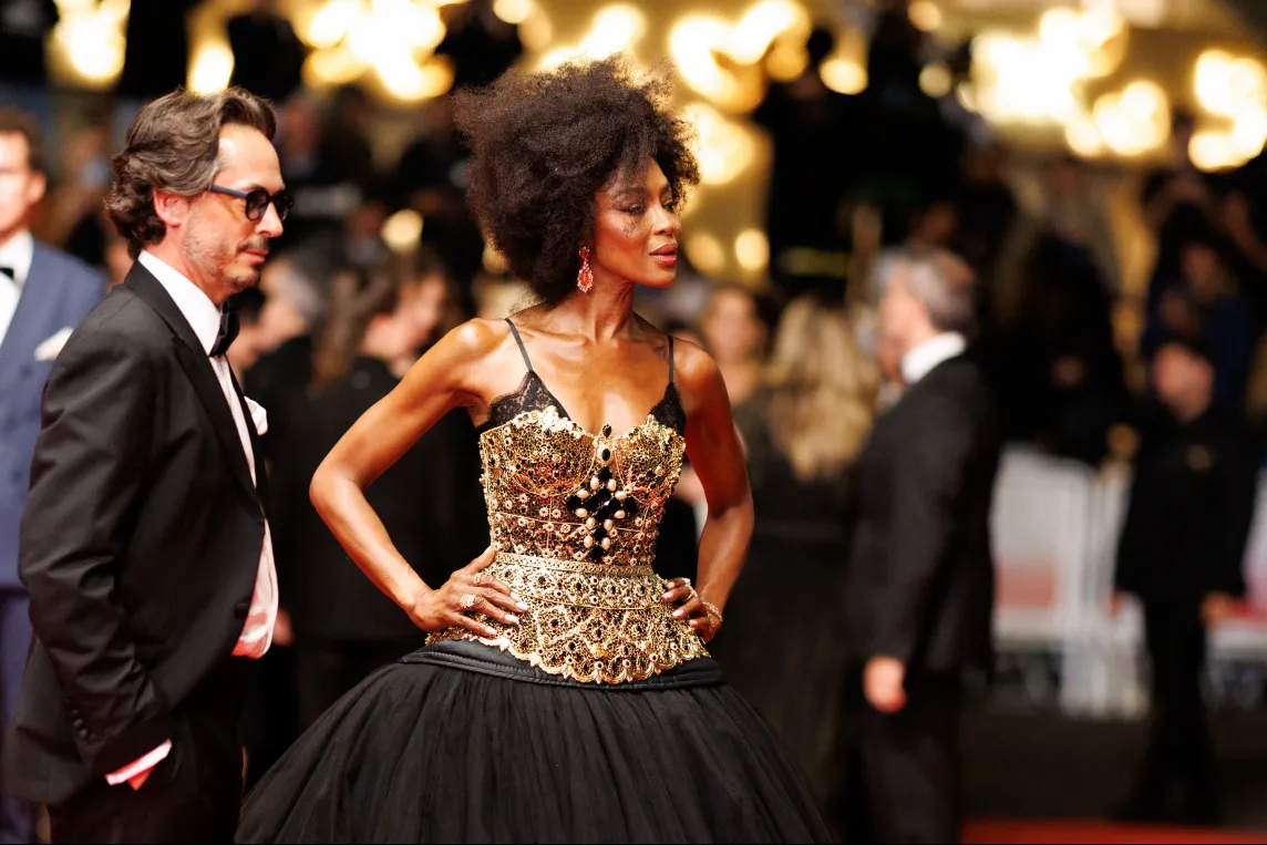 Coupe afro XXL et allure royale : Naomi Campbell, icône de style à 54 ans ( photos)
