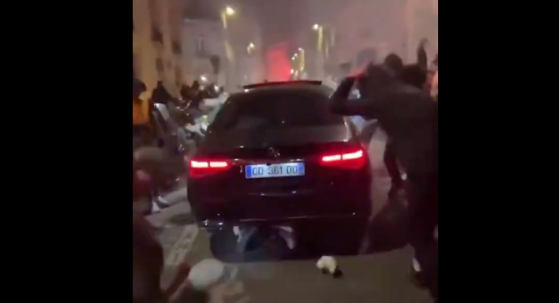 Célébrations de la qualification du PSG en finale de la LDC : une voiture fonce dans la foule…