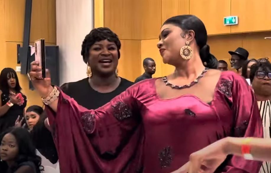 Défilé « Mouna »: Les deux filles de Cheikh Béthio laissent transparaître leur joie au rythme d’Assane Ndiaye… (vidéo)