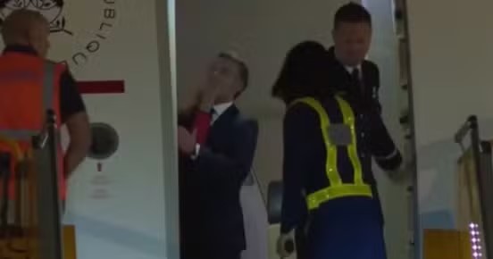 (Vidéo) France : Le Président Macron giflé par sa femme, l’Élysée parle d’un « moment de complicité »