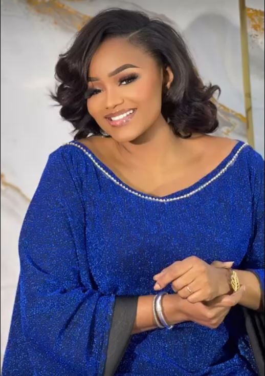 Amour et élégance : Fama Thioune en tenue bleue séduit… (photos)