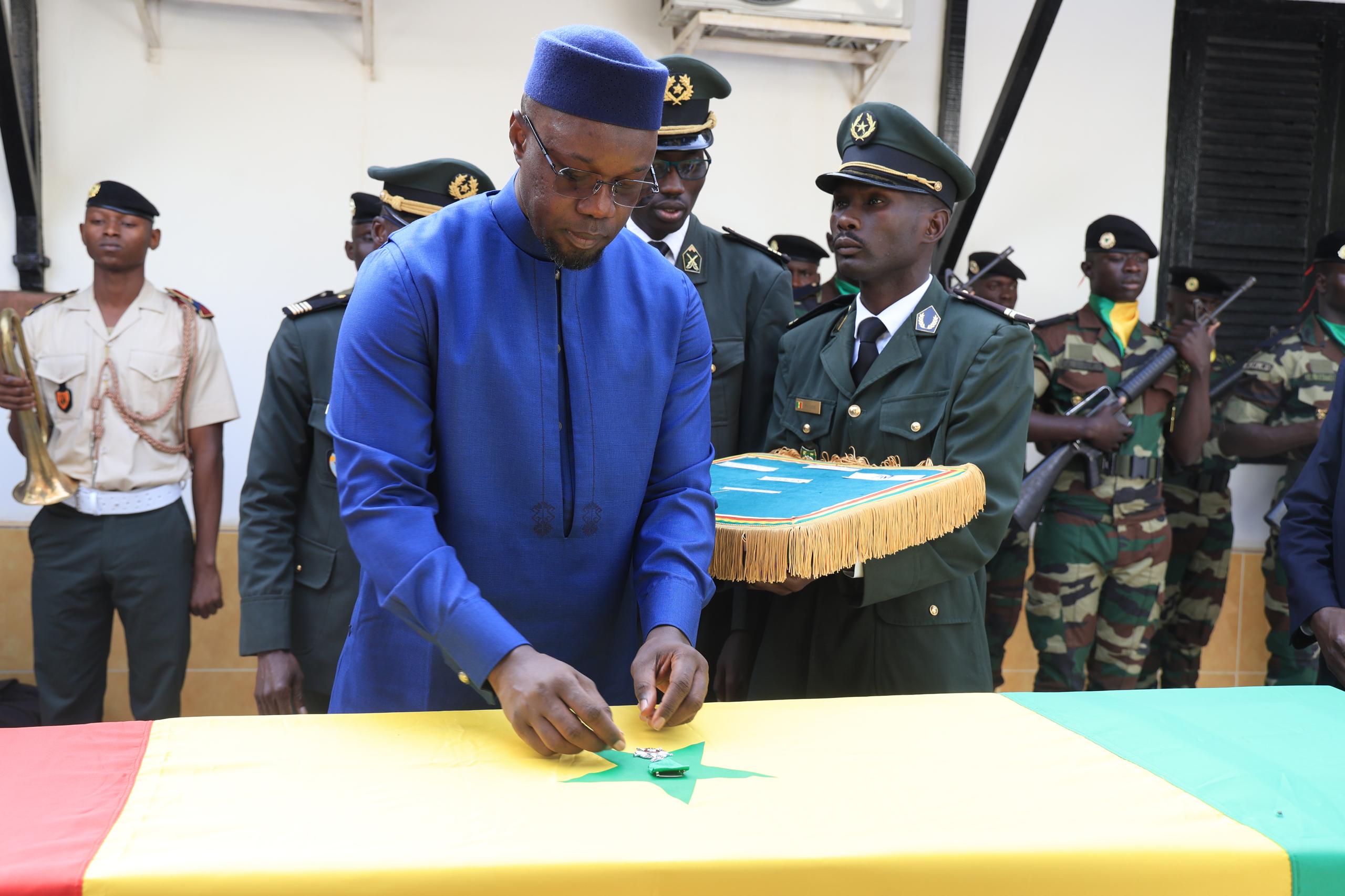 Ousmane Sonko salue la mémoire de son aide de camp, élevé au rang de Chevalier de l’Ordre national du Lion à titre posthume