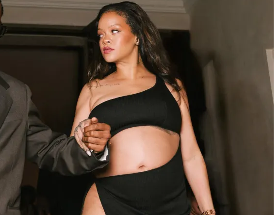 Rihanna et son audacieuse robe fendue bravent le vent (photos)