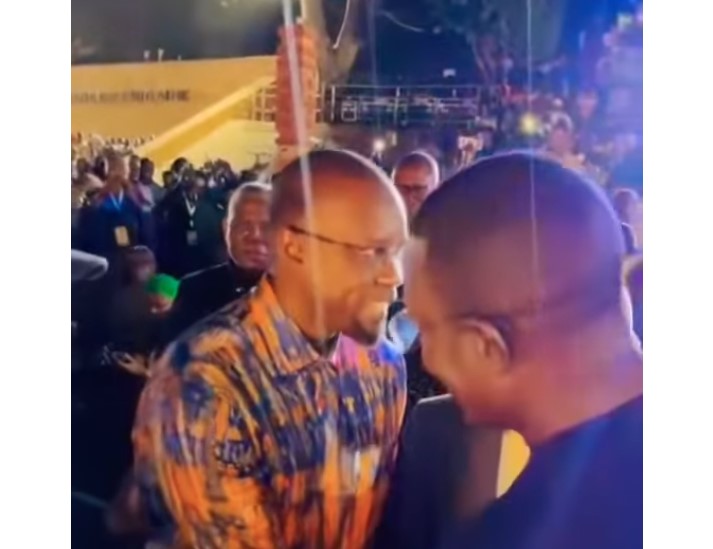 (Vidéo) Ousmane Sonko et l’opposant Amadou Ba se croisent à la présentation du livre de Pierre Atepa: « Ça, c’est mon ex-frère »