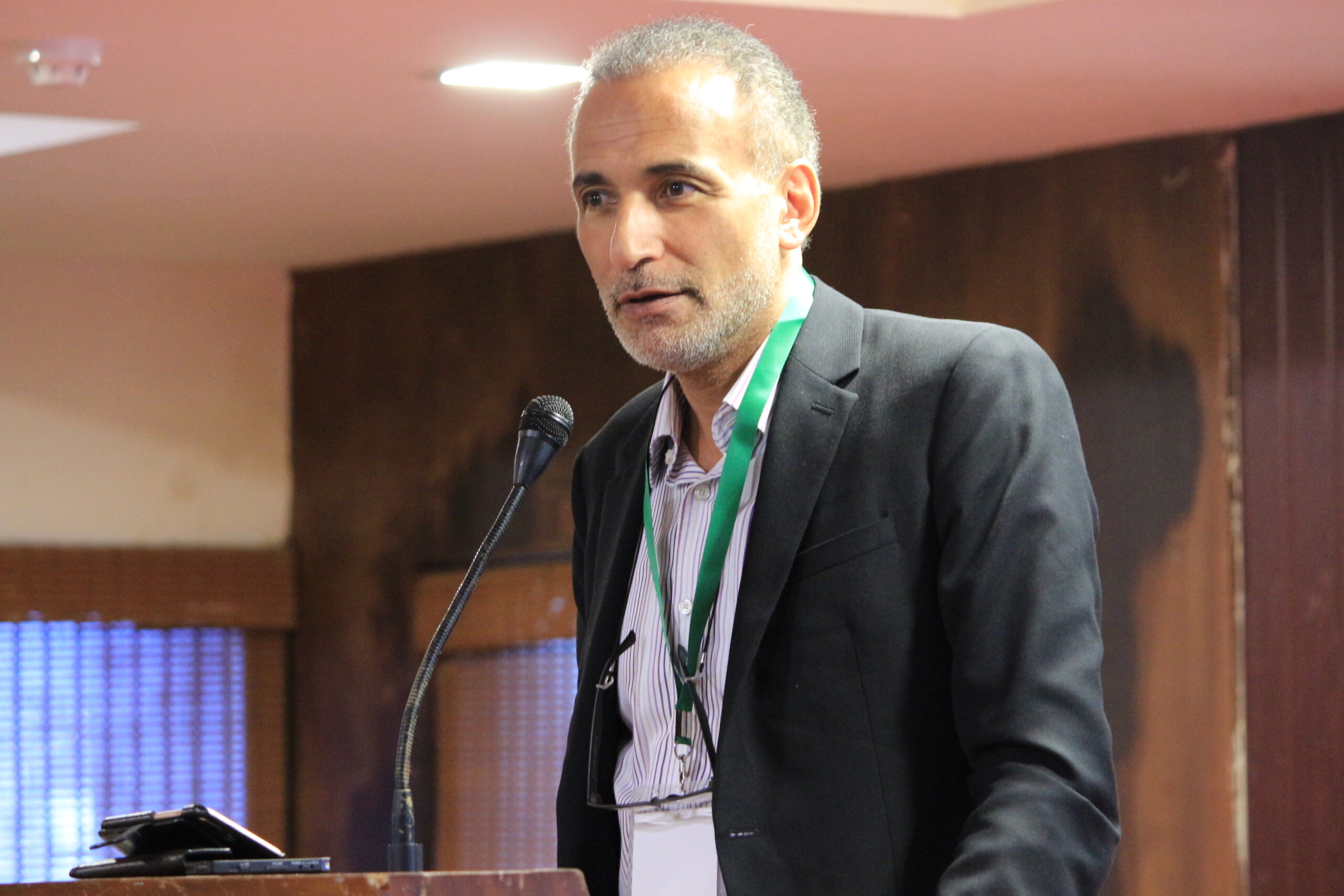 Dakar : la conférence de Tariq Ramadan brièvement perturbée par des militantes féministes