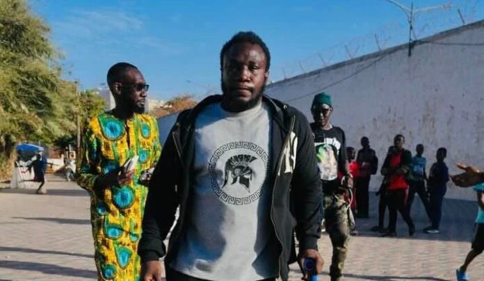 Injures contre Macky Sall : Le procureur ordonne l’arrestation d’Azoura Fall, la police des frontières entre en jeu