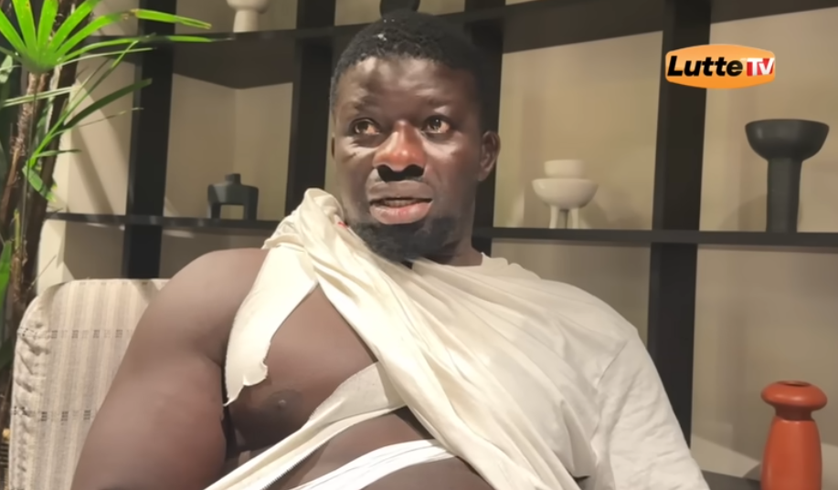 Zoss explique sa blessure et révèle un détail : « un marabout m’avait menacé … » (Vidéo)