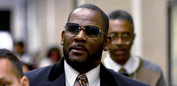 Les avocats de R. Kelly accusent le personnel de sa prison de l’avoir….