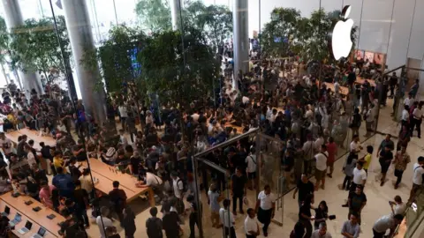 Expulsion de migrants à Los Angeles : un Apple Store envahi et pillé (vidéo)
