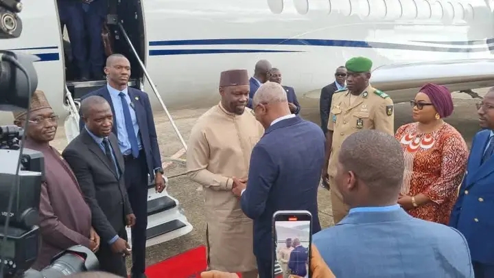 Guinée : Ousmane Sonko reçu avec les honneurs à Conakry…