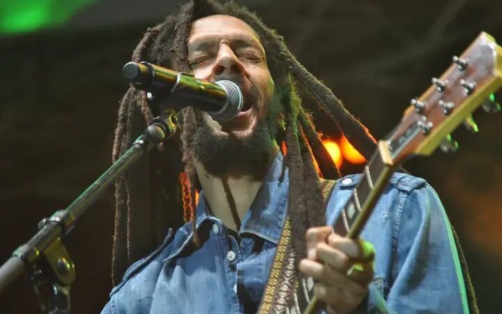 Dakar vibre au reggae : Julian Marley, fils du légendaire Bob Marley, sur scène ce...