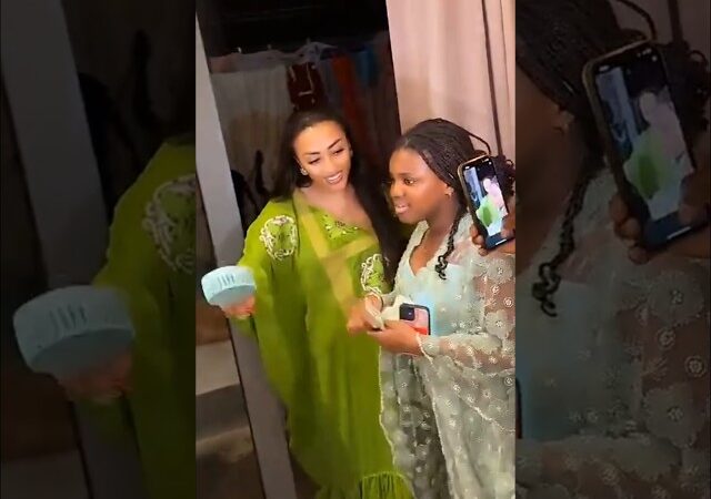 Mariage : Sokhna Aidara fait sensation avec sa générosité et sa simplicité – Vidéo