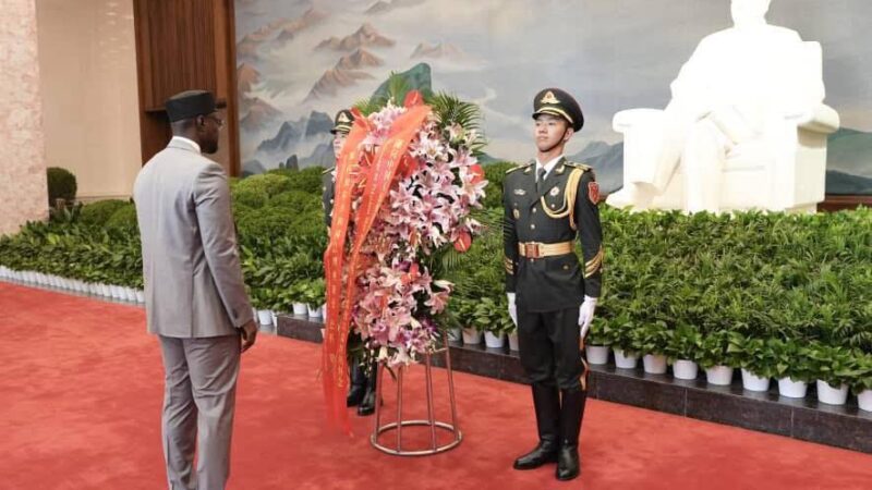 Visite officielle en Chine : Le Premier ministre Ousmane Sonko s’incline devant la mémoire de Mao Zedong (Photos)