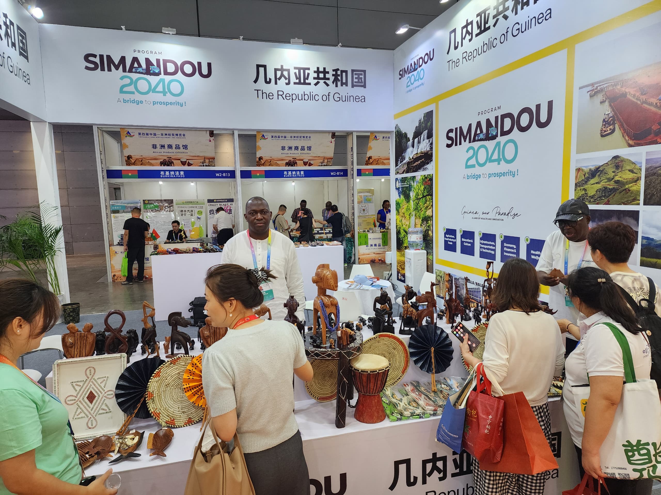 Exposition de Changsha : Fatou Cissé et Aboubacar Ouattara vendent le savoir-faire africain.