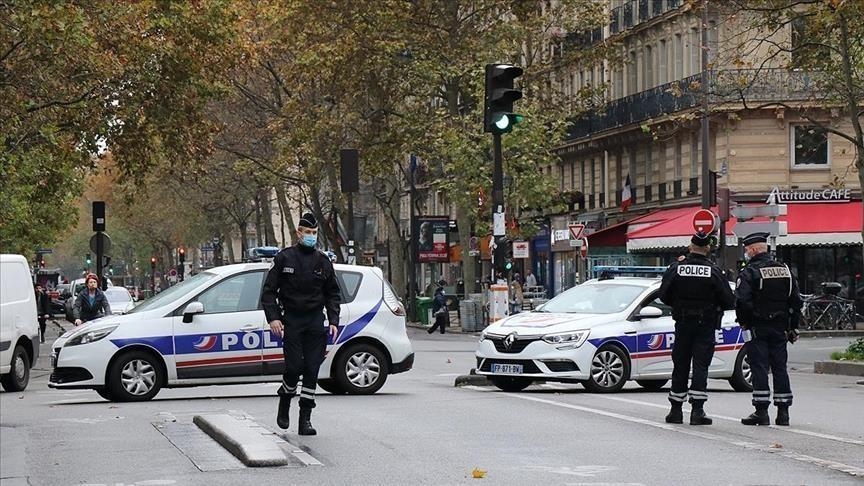 Des ressortissants serbes arrêtés en France : suspicion de dégradations à Paris