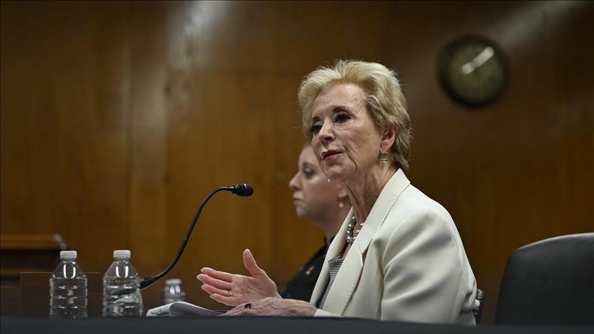 États-Unis : Critiques envers la secrétaire à l’Éducation sur le budget universitaire