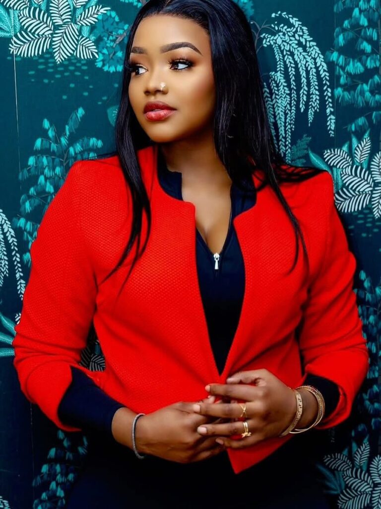 Fama Thioune éblouit en rouge et noir