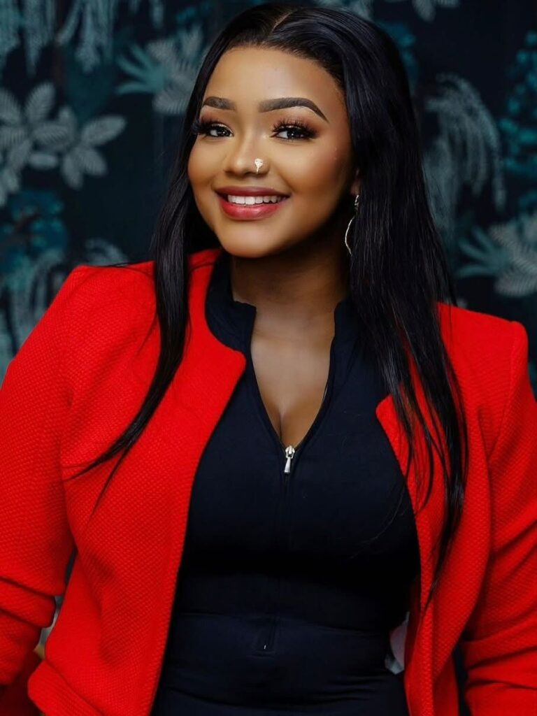 Fama Thioune éblouit en rouge et noir