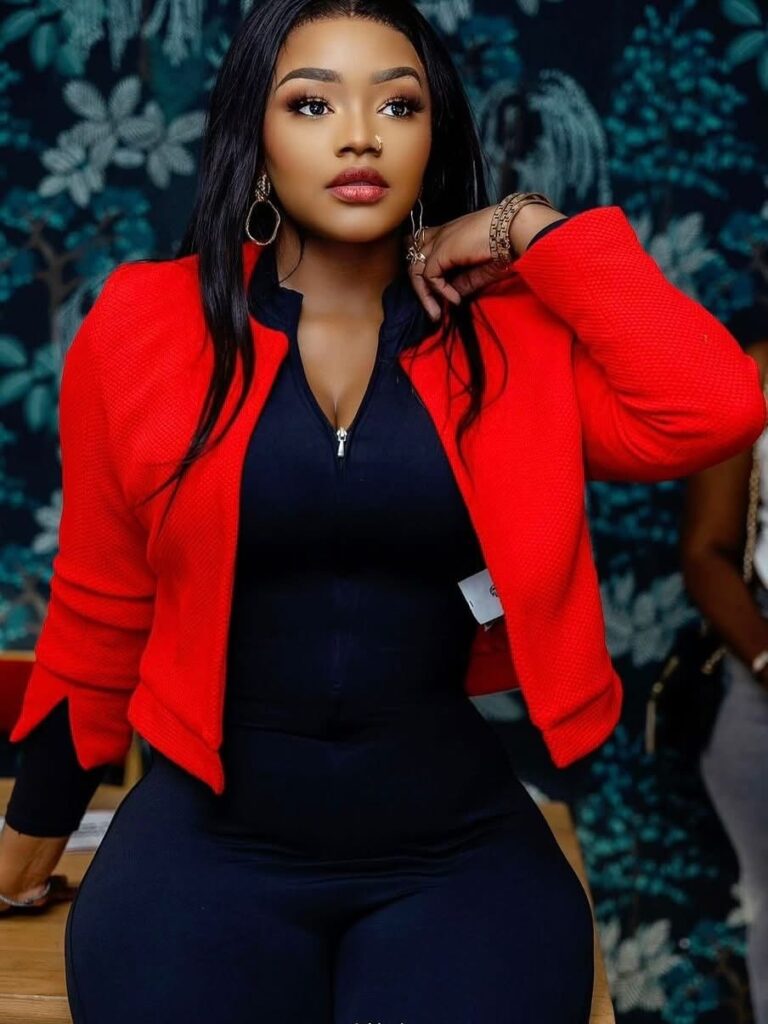 Fama Thioune éblouit en rouge et noir
