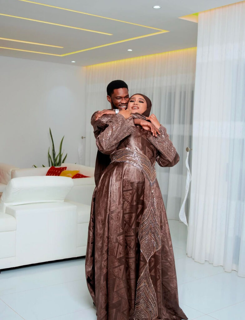 Faynara rayonne lors de sa première Tabaski en mariée heureuse
