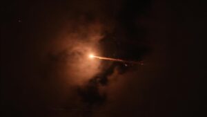 Israël : Les sirènes d’alerte retentissent à Tel-Aviv suite à un tir de missiles depuis l’Iran