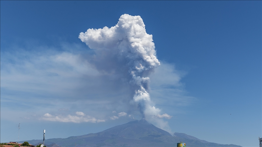 Italie : Éruption spectaculaire de l’Etna après un effondrement partiel