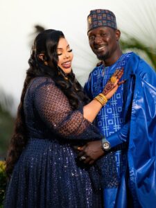 Le couple Diodio Glow Skin attire l’attention avec des tenues bleues pour la Tabaski 2025